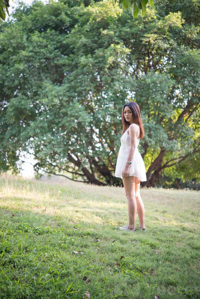 hermosa mujer afuera en el parque natural foto