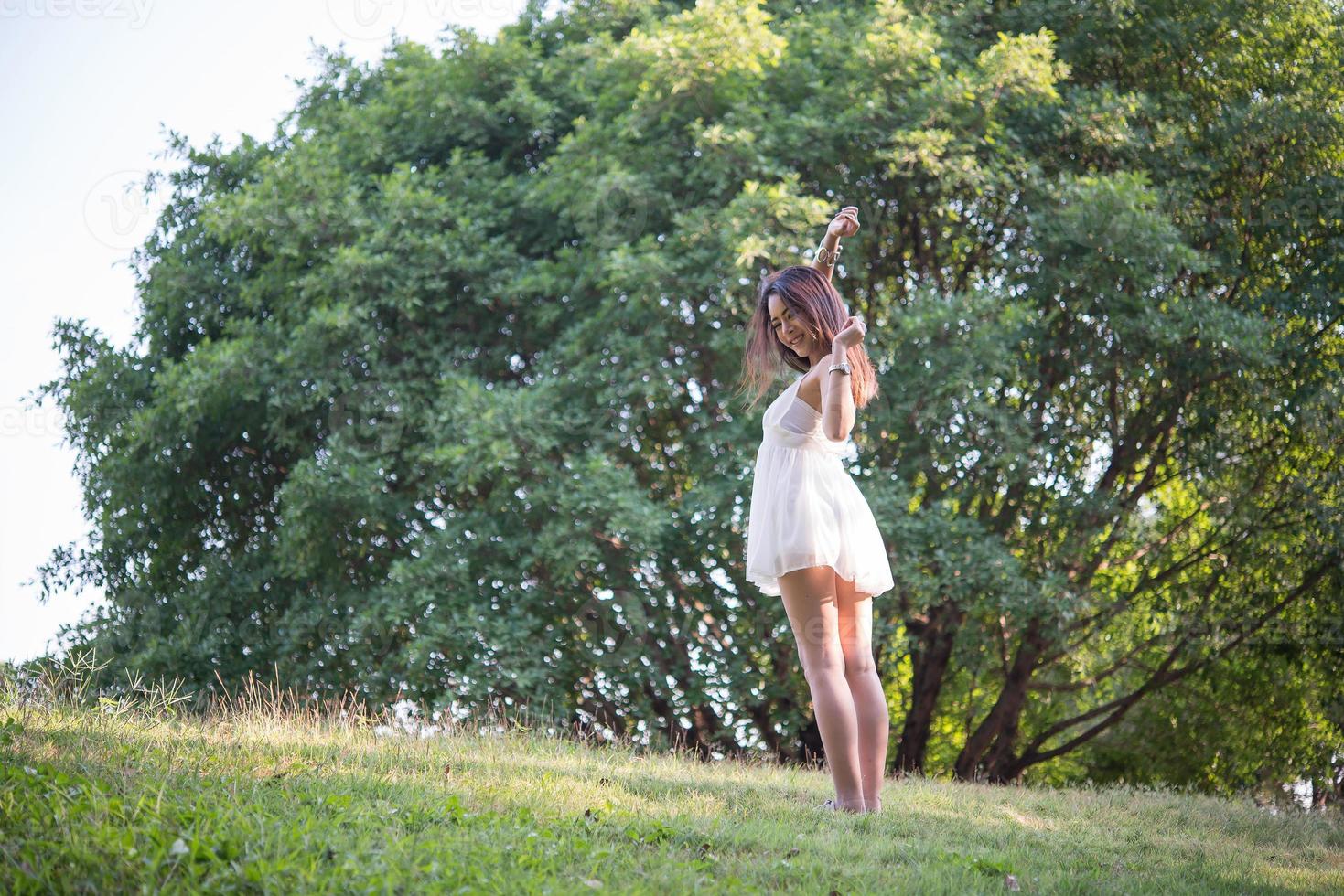 hermosa mujer afuera en el parque natural foto