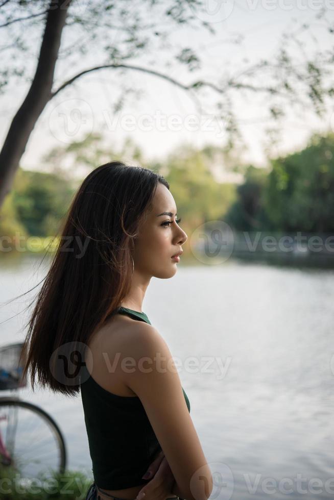 niña bonita triste de pie en el parque foto