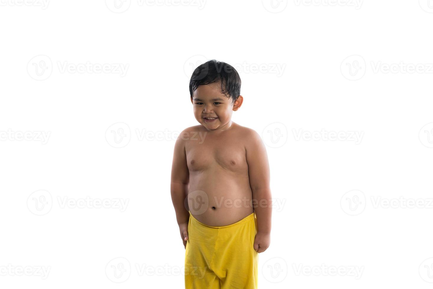 Feliz pequeño lindo chico asiático lindo sonriendo a la cámara aislado sobre fondo blanco. foto