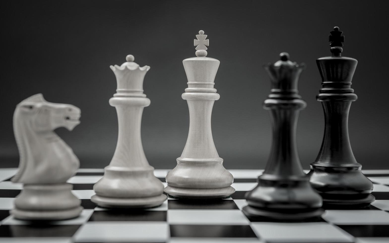 piezas de ajedrez en un tablero foto