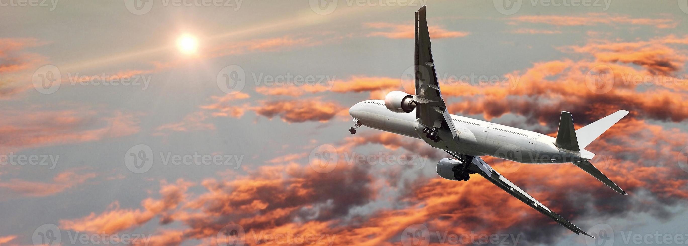 avión comercial en vuelo contra el cielo colorido foto