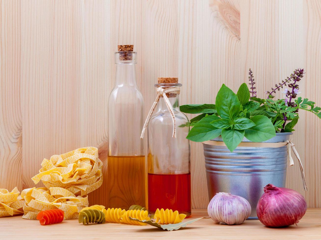 concepto de comida italiana con aceites foto