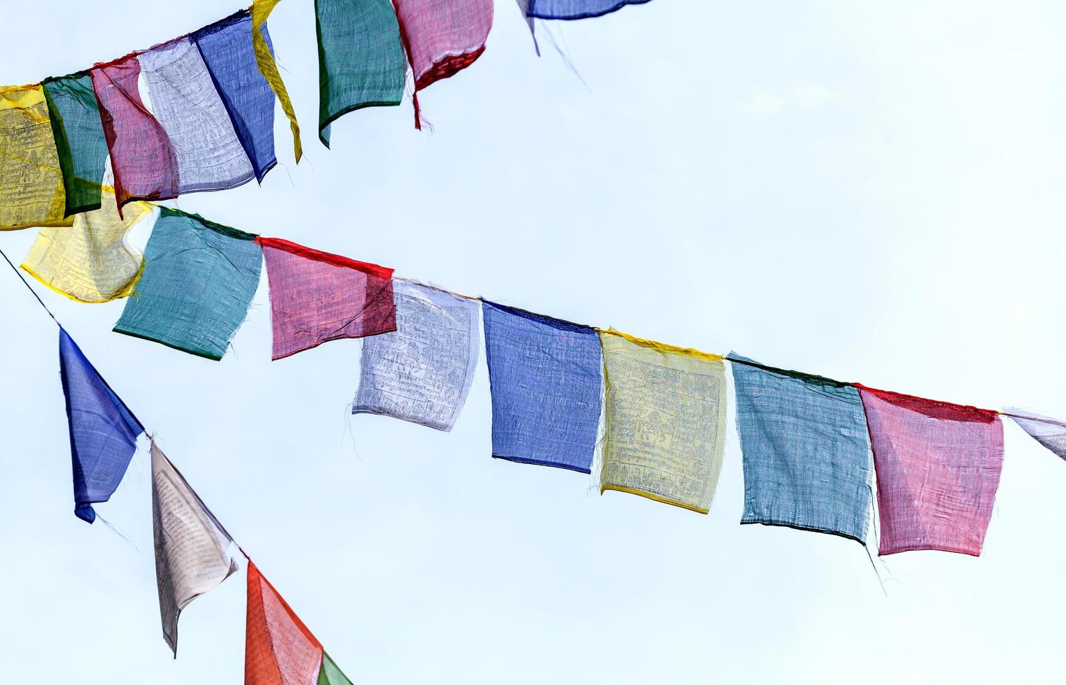 banderas de oración budista foto