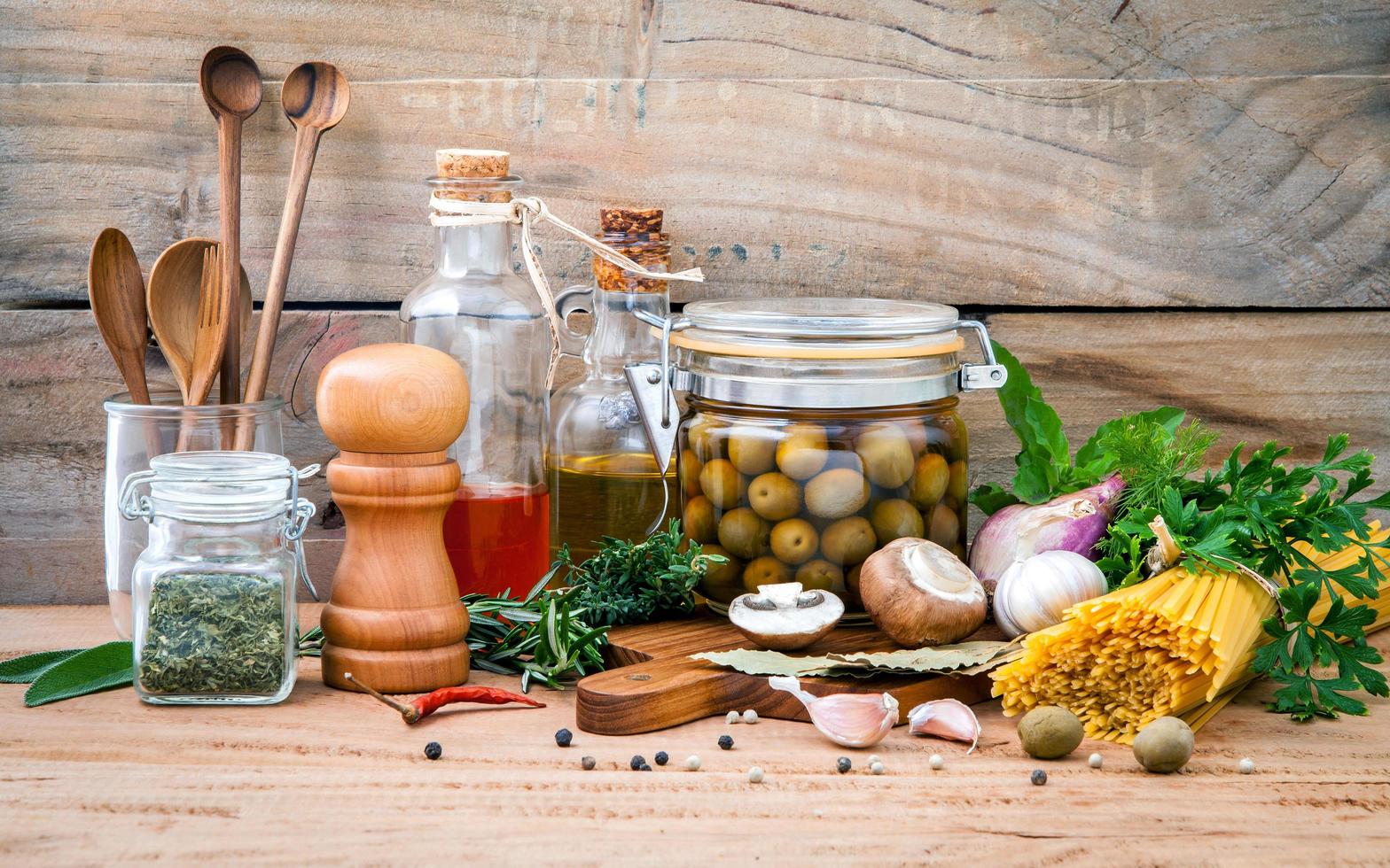 concepto de comida italiana en madera foto