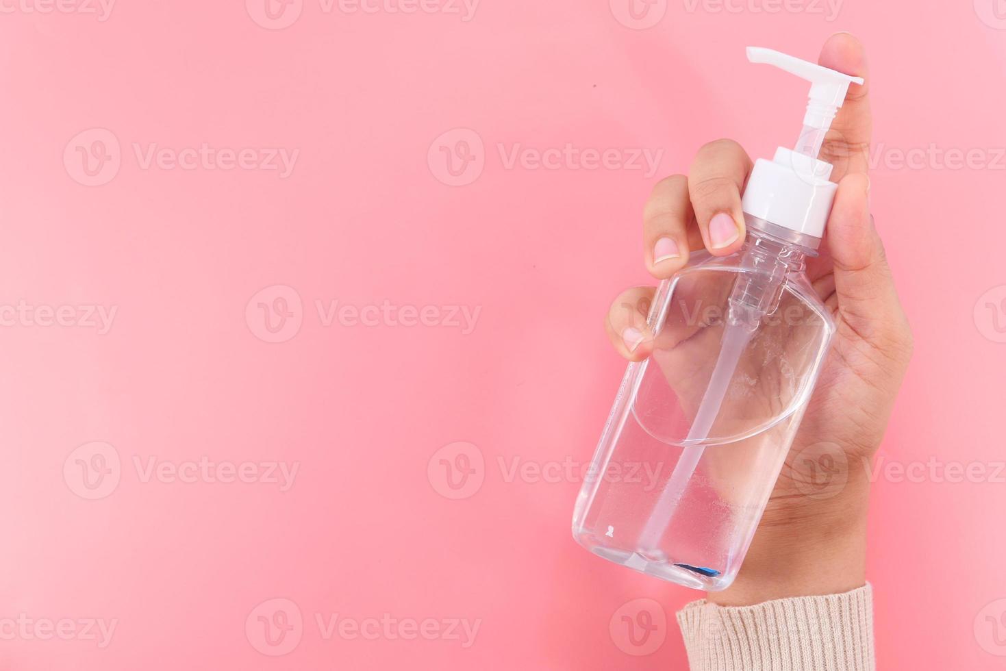 Mano de mujer con gel desinfectante para prevenir virus, con espacio de copia foto