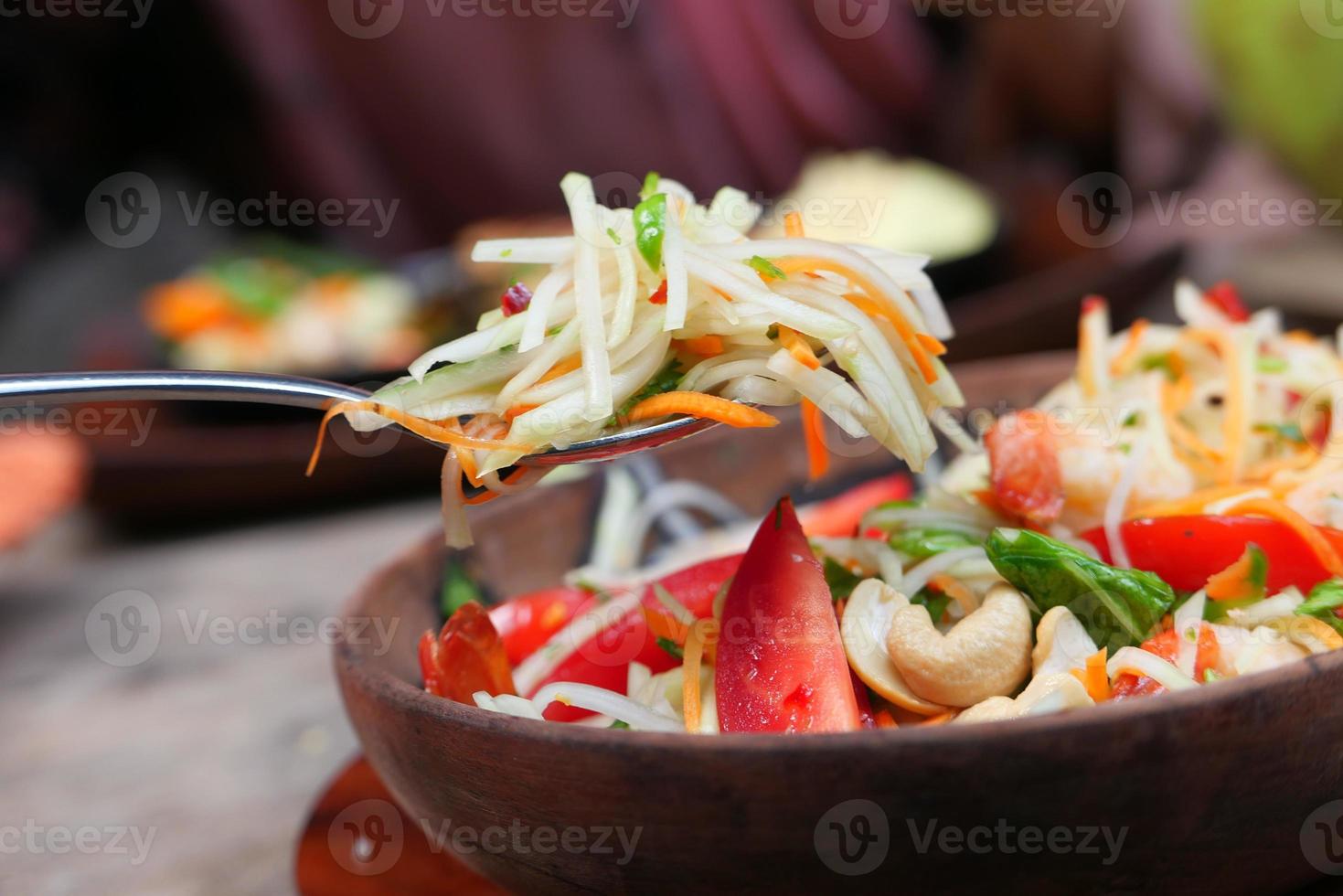 Close-up de ensalada de verduras frescas en un recipiente sobre la mesa foto