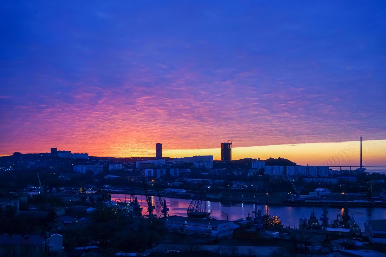 paisaje urbano con amanecer en vladivostok, rusia foto