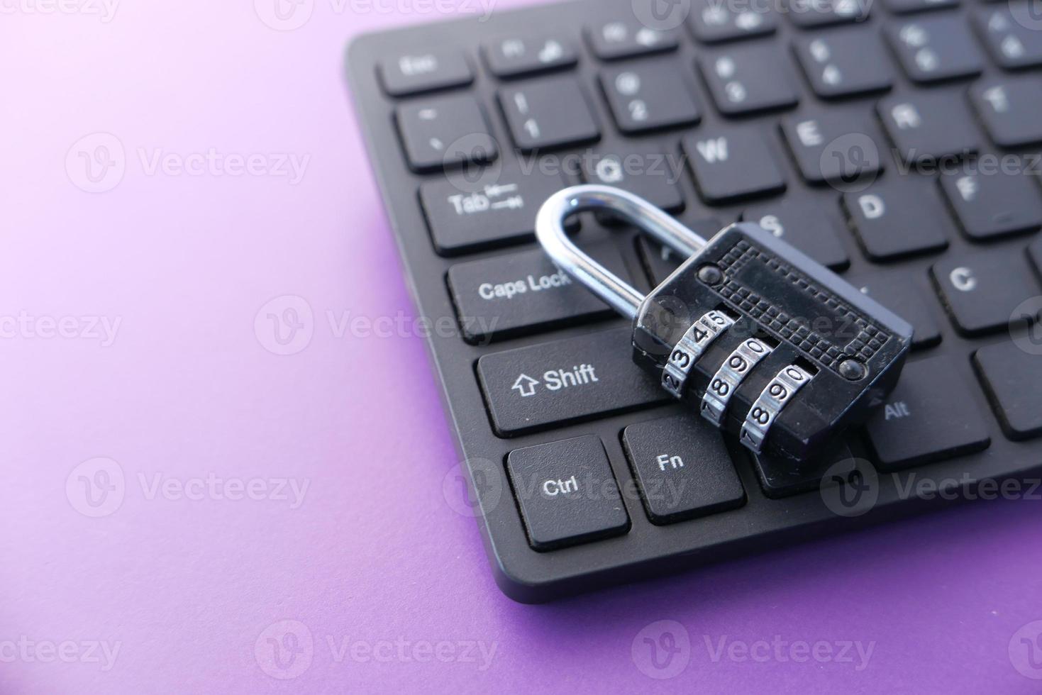 Concepto de seguridad en Internet con candado en el teclado de la computadora foto