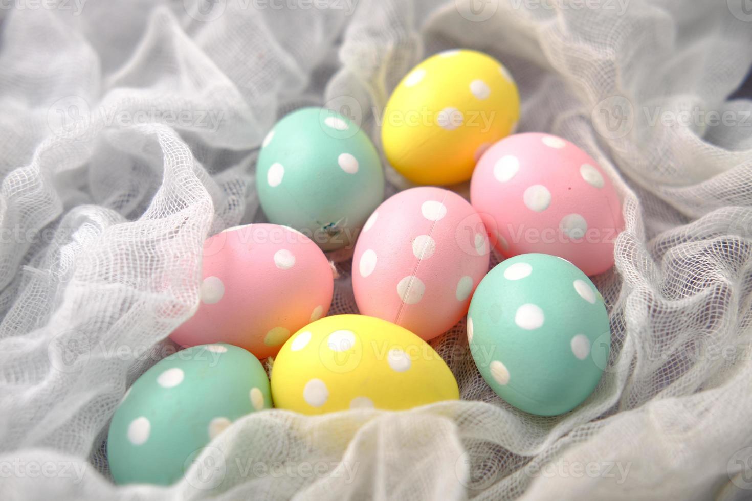 concepto de pascua con huevos sobre fondo rosa foto