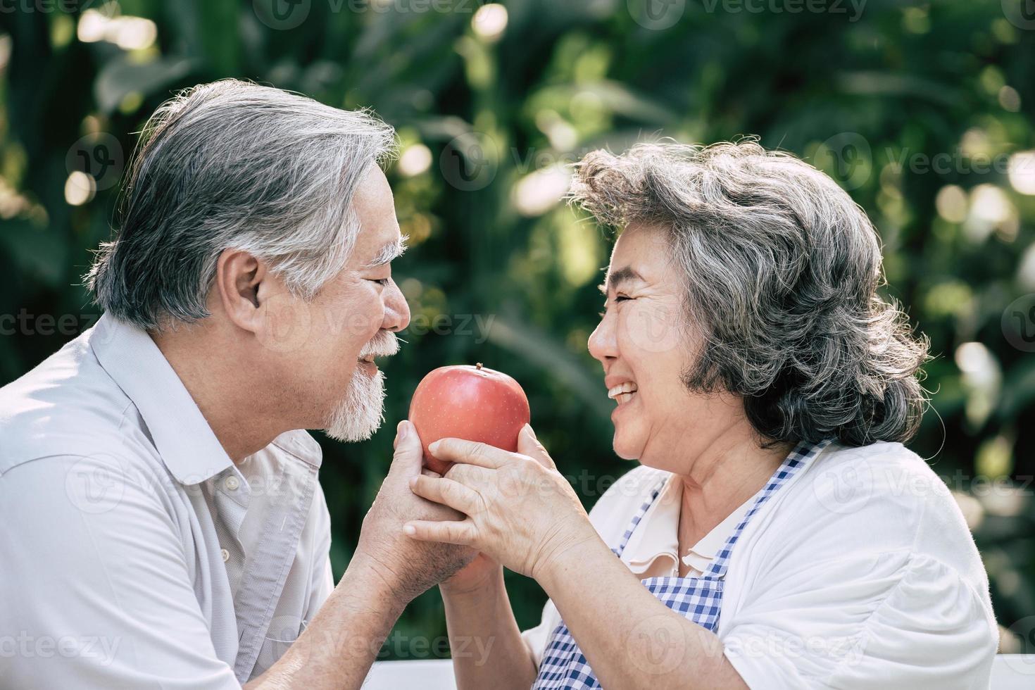 pareja de ancianos cocinando comida sana juntos foto