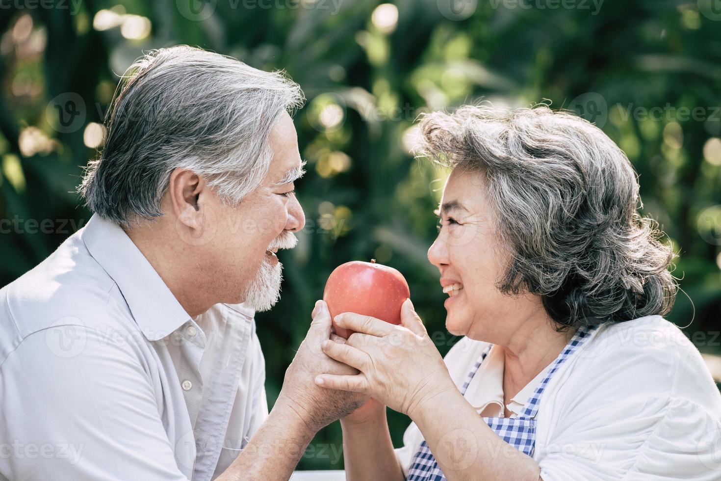 pareja de ancianos cocinando comida sana juntos foto