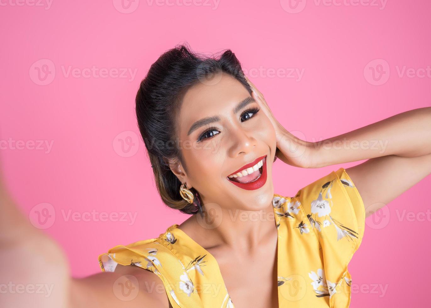 moda mujer toma una foto selfie con su teléfono