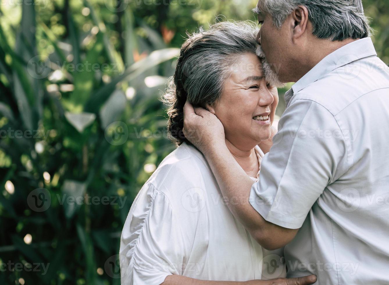 pareja de ancianos bailando juntos foto