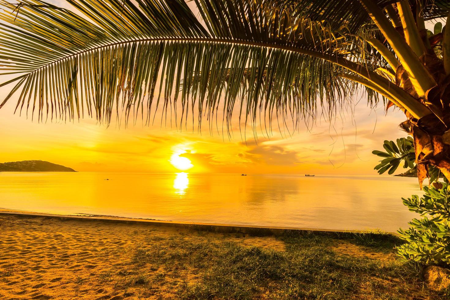 puesta de sol en la playa tropical foto