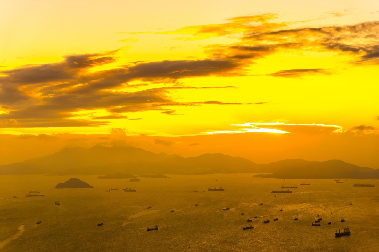 puesta de sol sobre el mar en la ciudad de hong kong, china foto