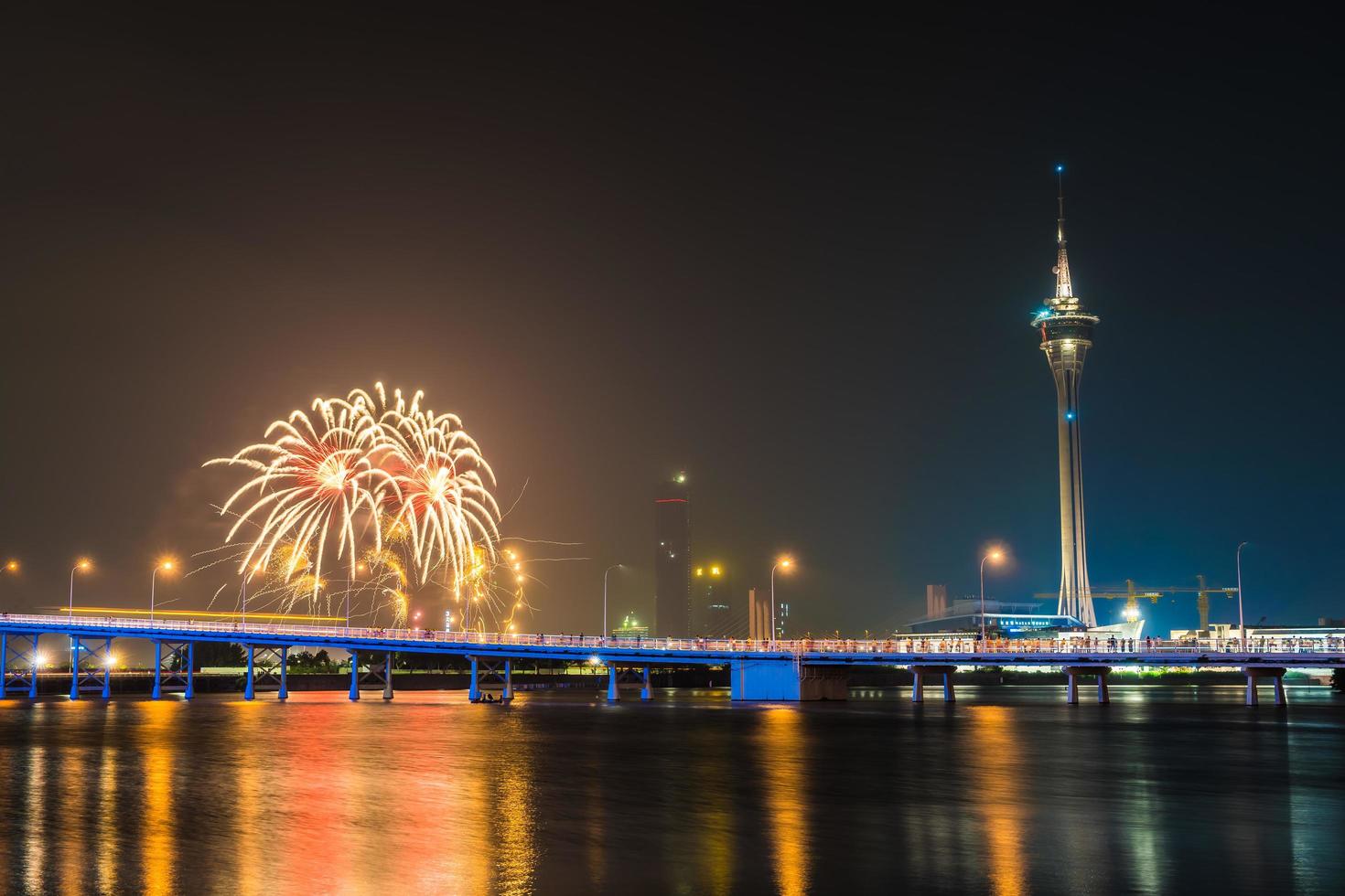 Fuegos artificiales con la torre de Macao en la ciudad de Macao foto