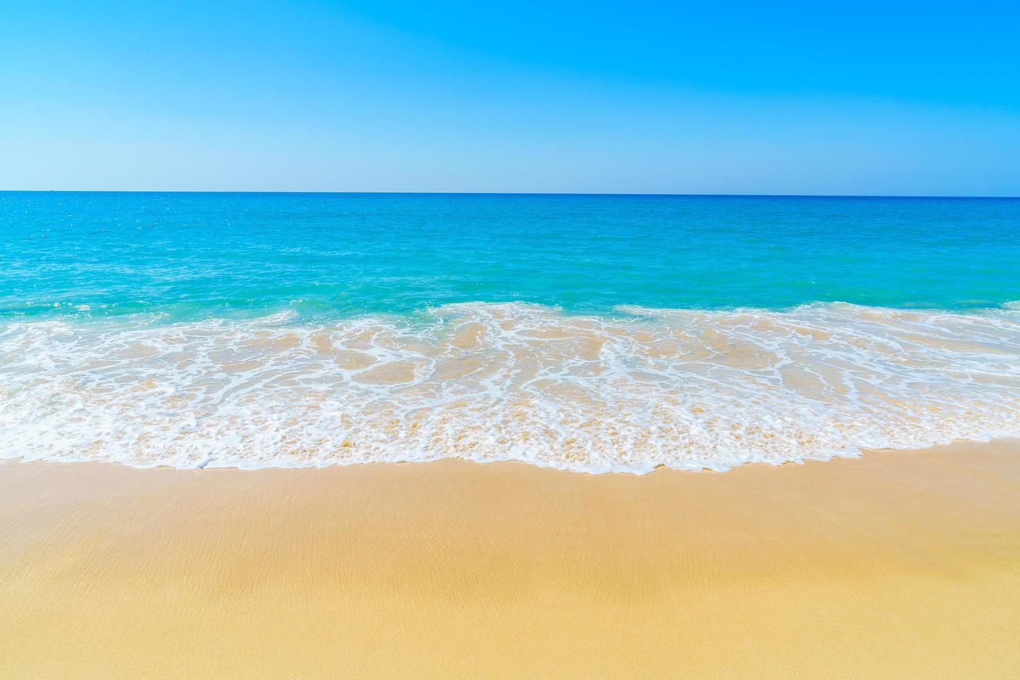 hermosa playa y cielo azul foto