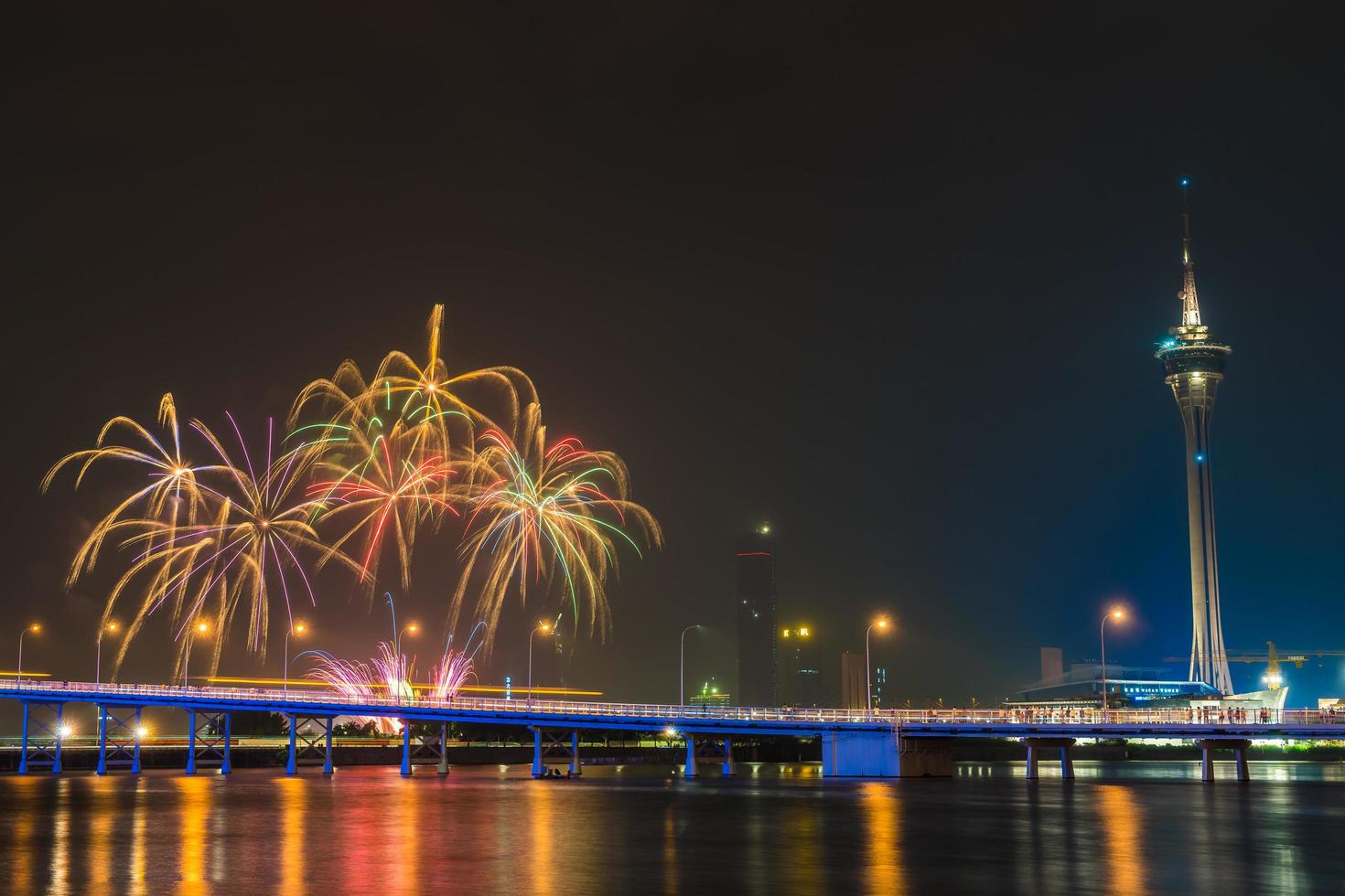 Fuegos artificiales con la torre de Macao en la ciudad de Macao foto