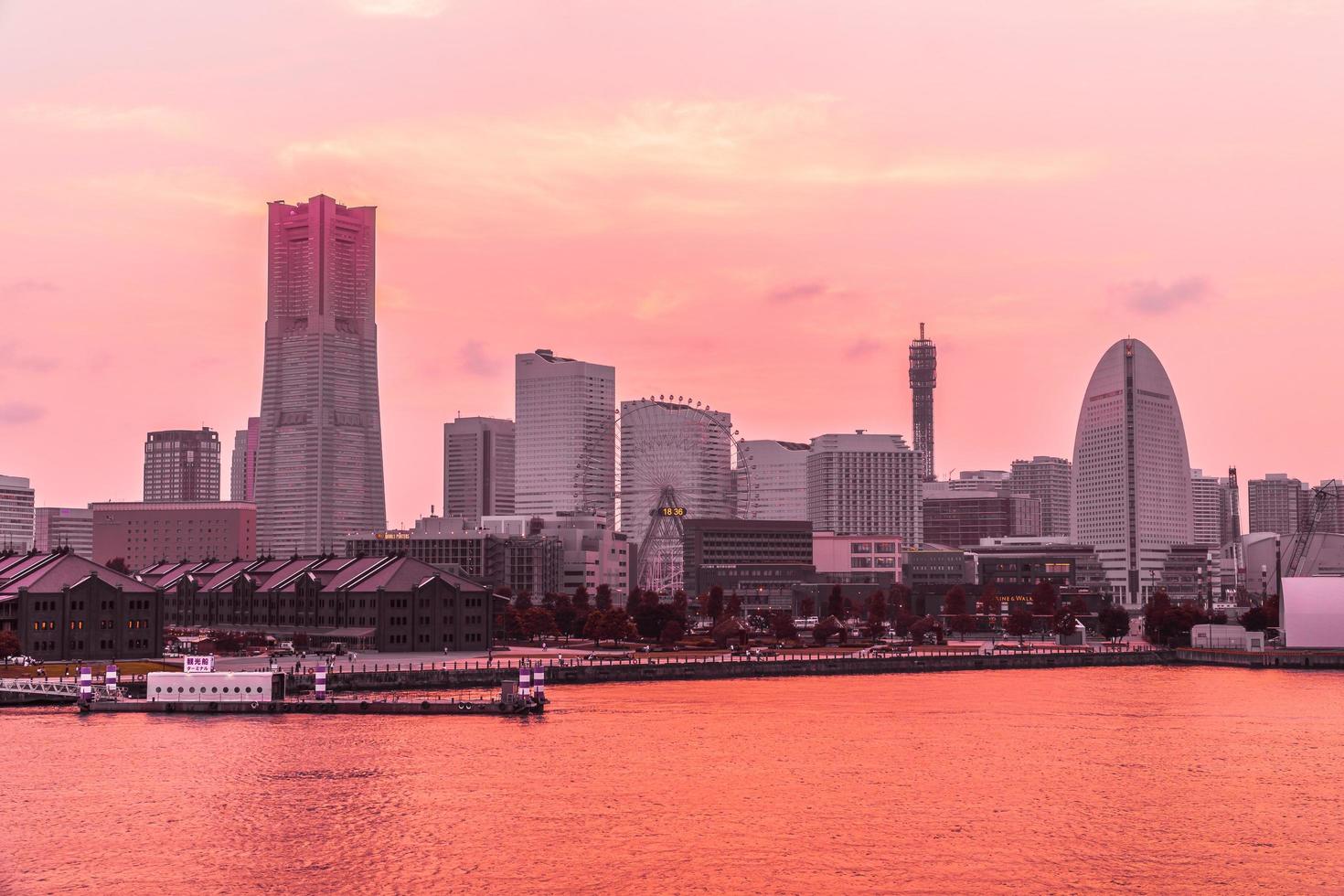 hermosos edificios en la ciudad de yokohama foto