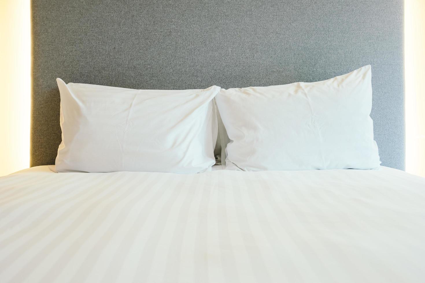 almohada blanca en la cama en el dormitorio foto