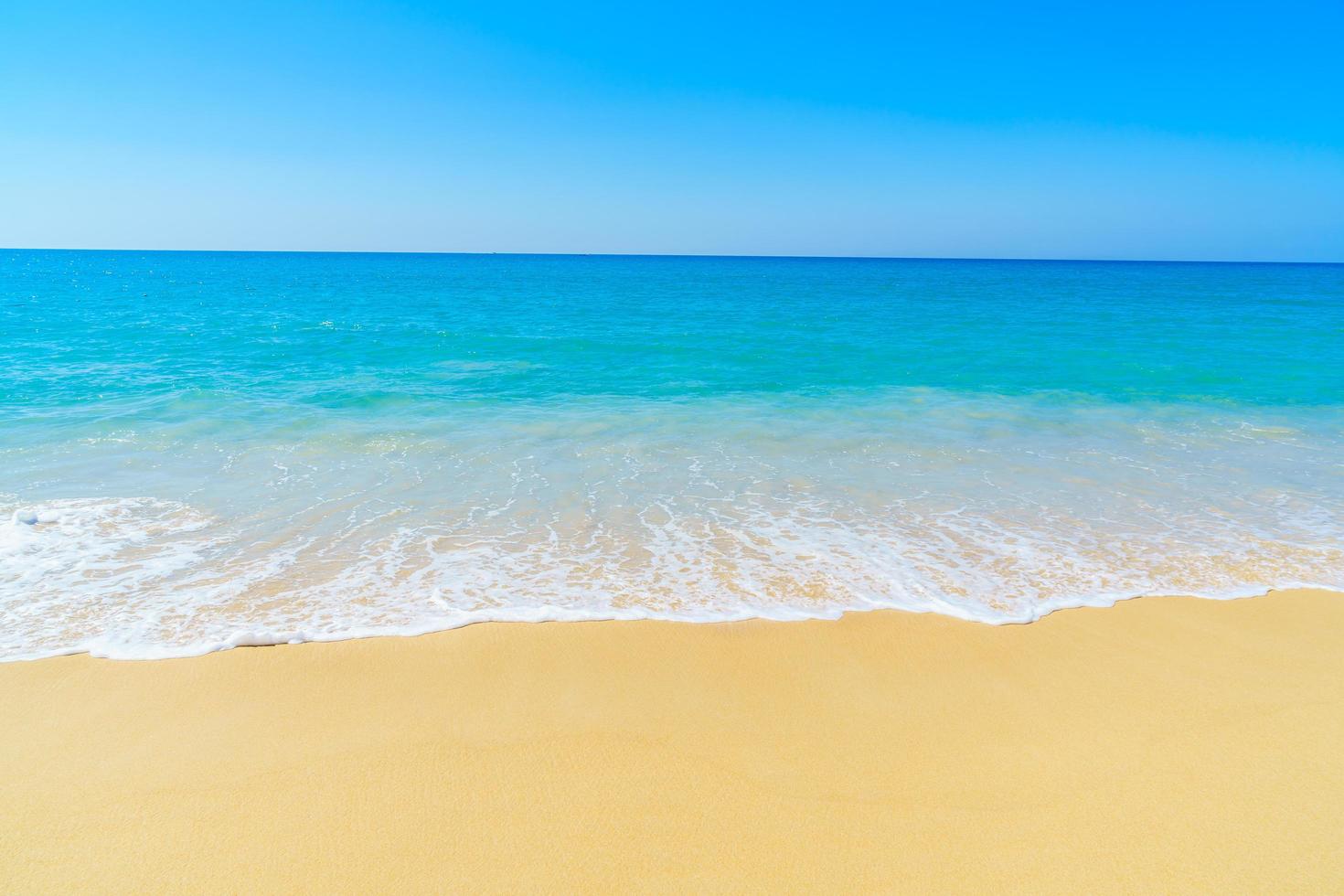 hermosa playa y cielo azul foto