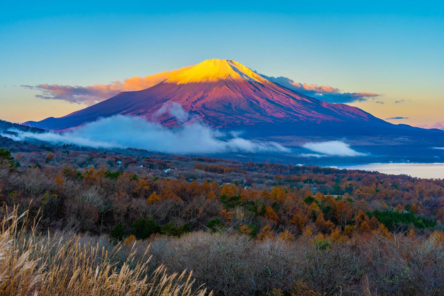 Montaña Fuji en yamanakako o lago yamanaka en Japón foto