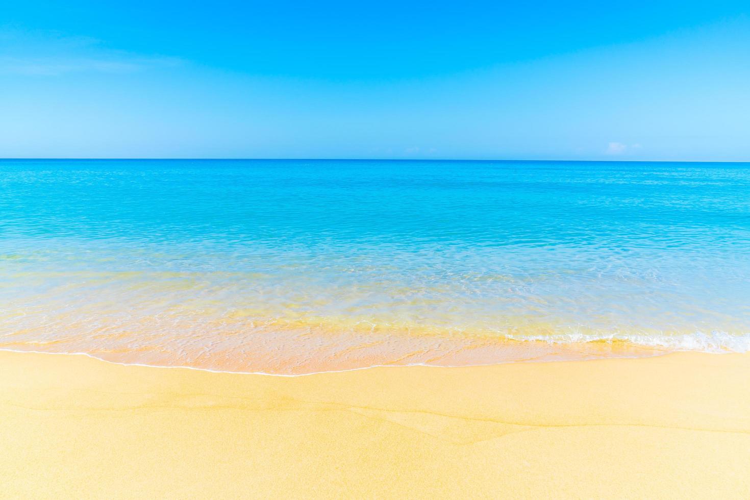 hermosa playa y cielo azul foto