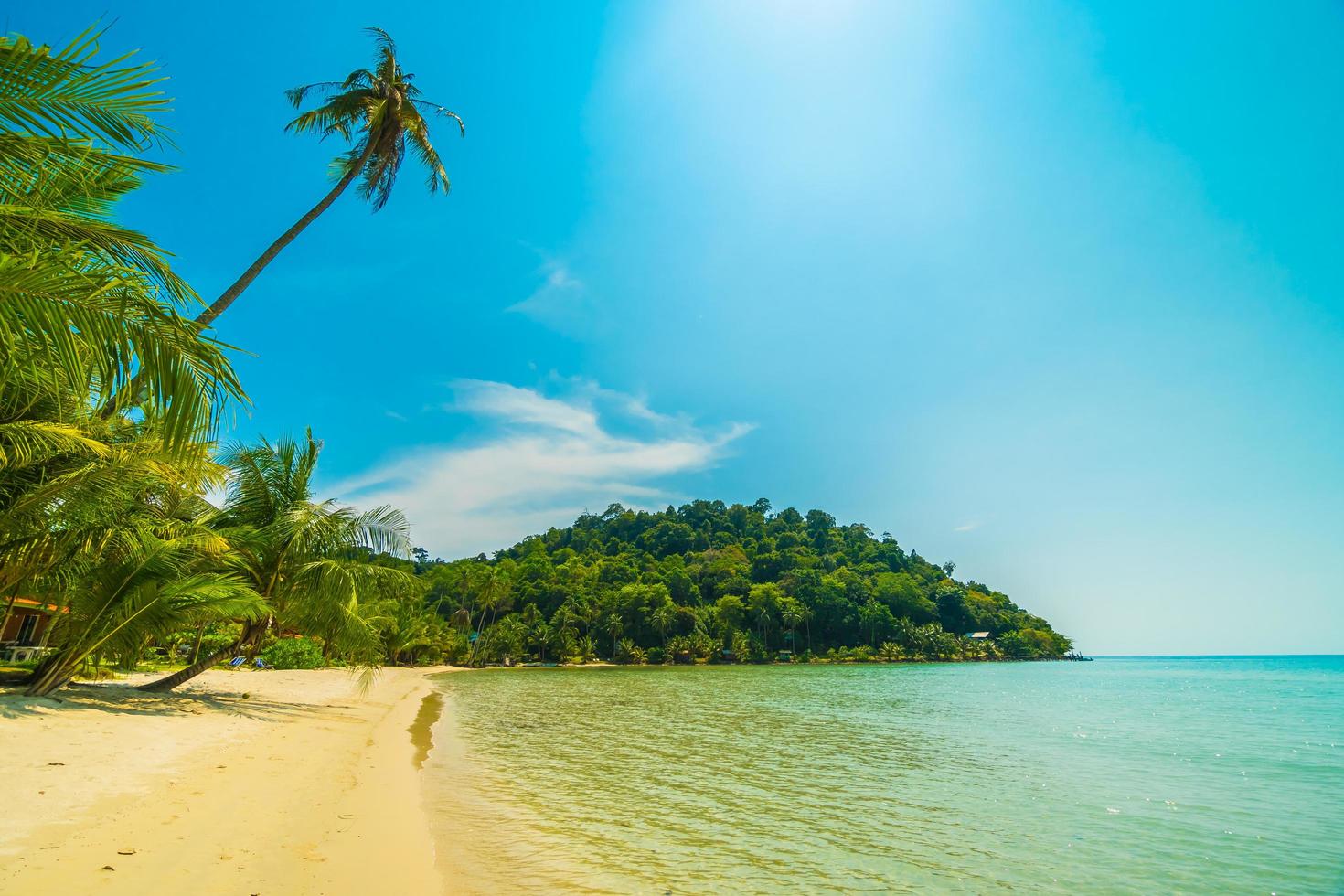 playa en una hermosa isla paradisíaca foto