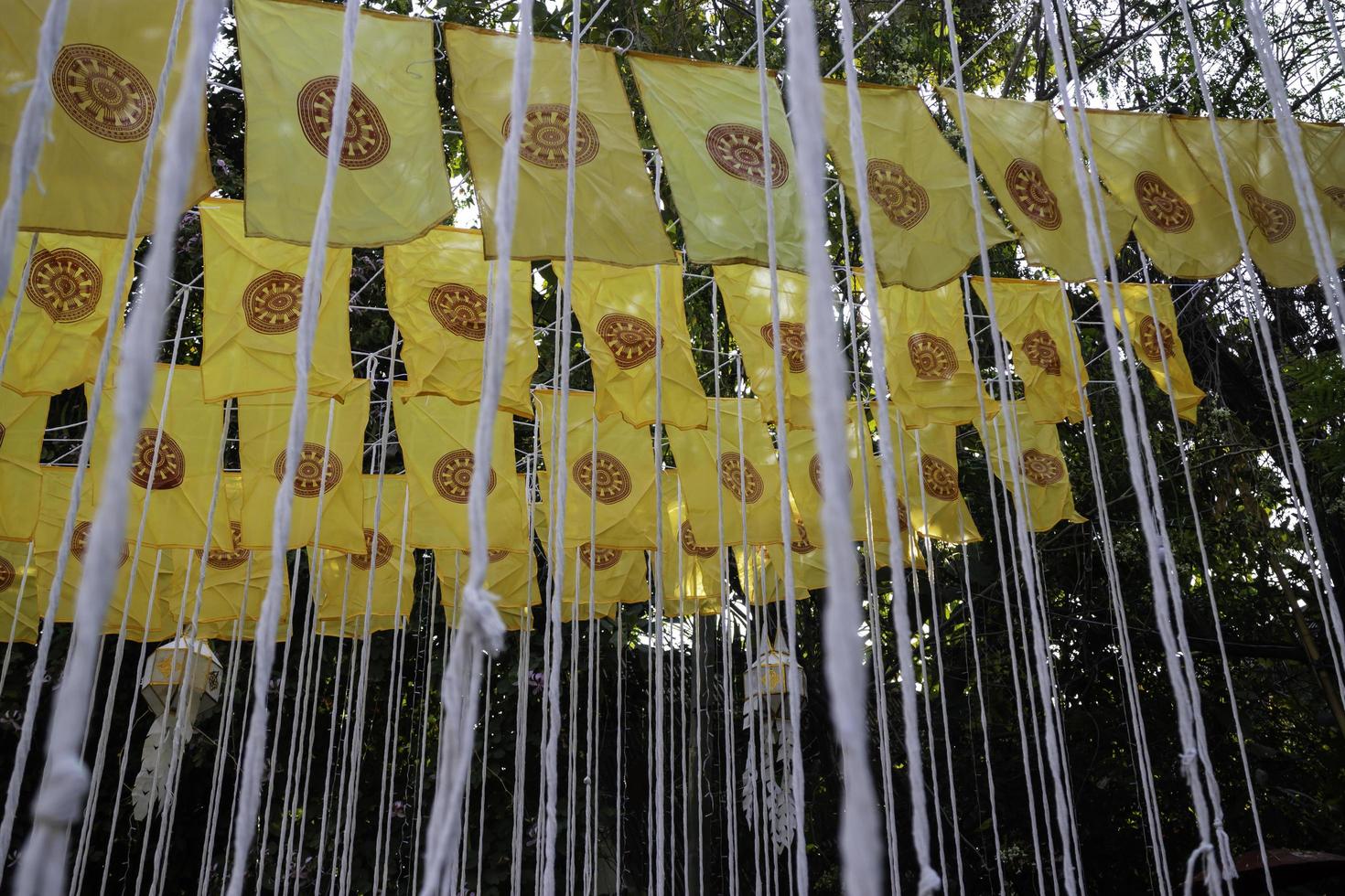 Banderas fuera de un templo público budista tailandés foto
