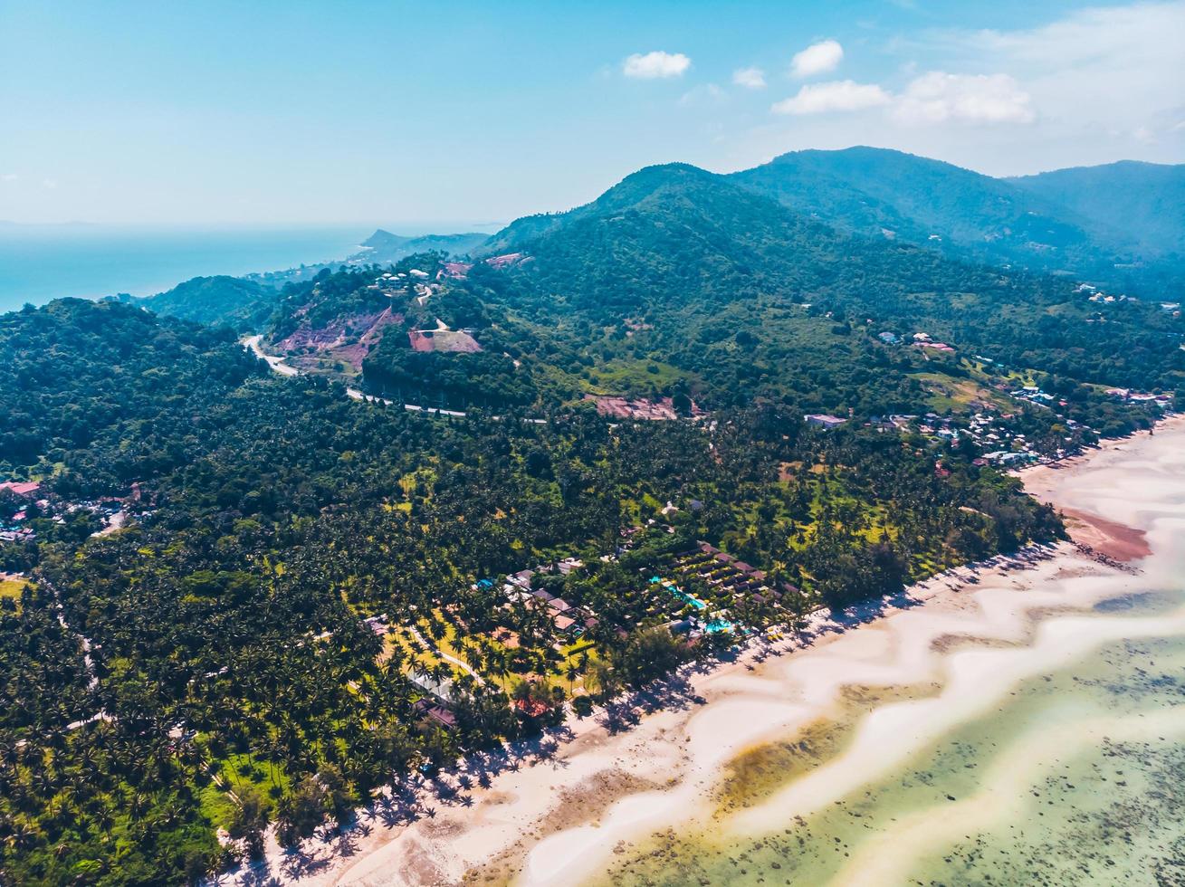 vista aérea de una hermosa playa tropical foto