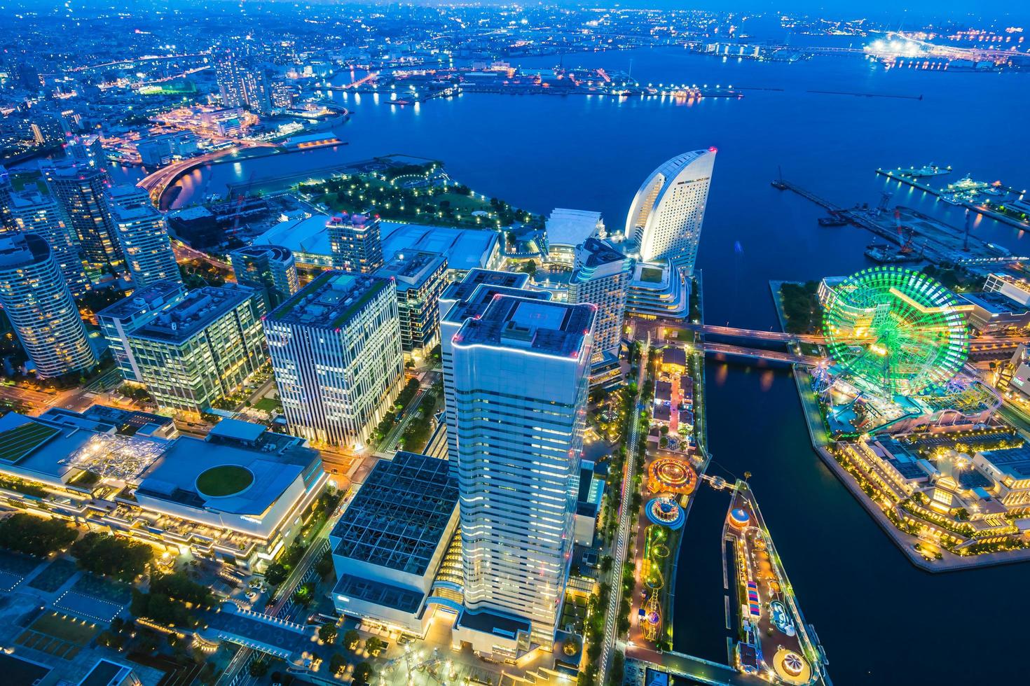 hermosos edificios en la ciudad de yokohama foto