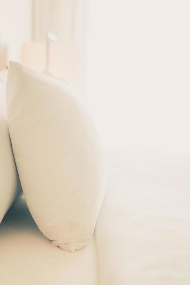 almohada blanca en el dormitorio foto