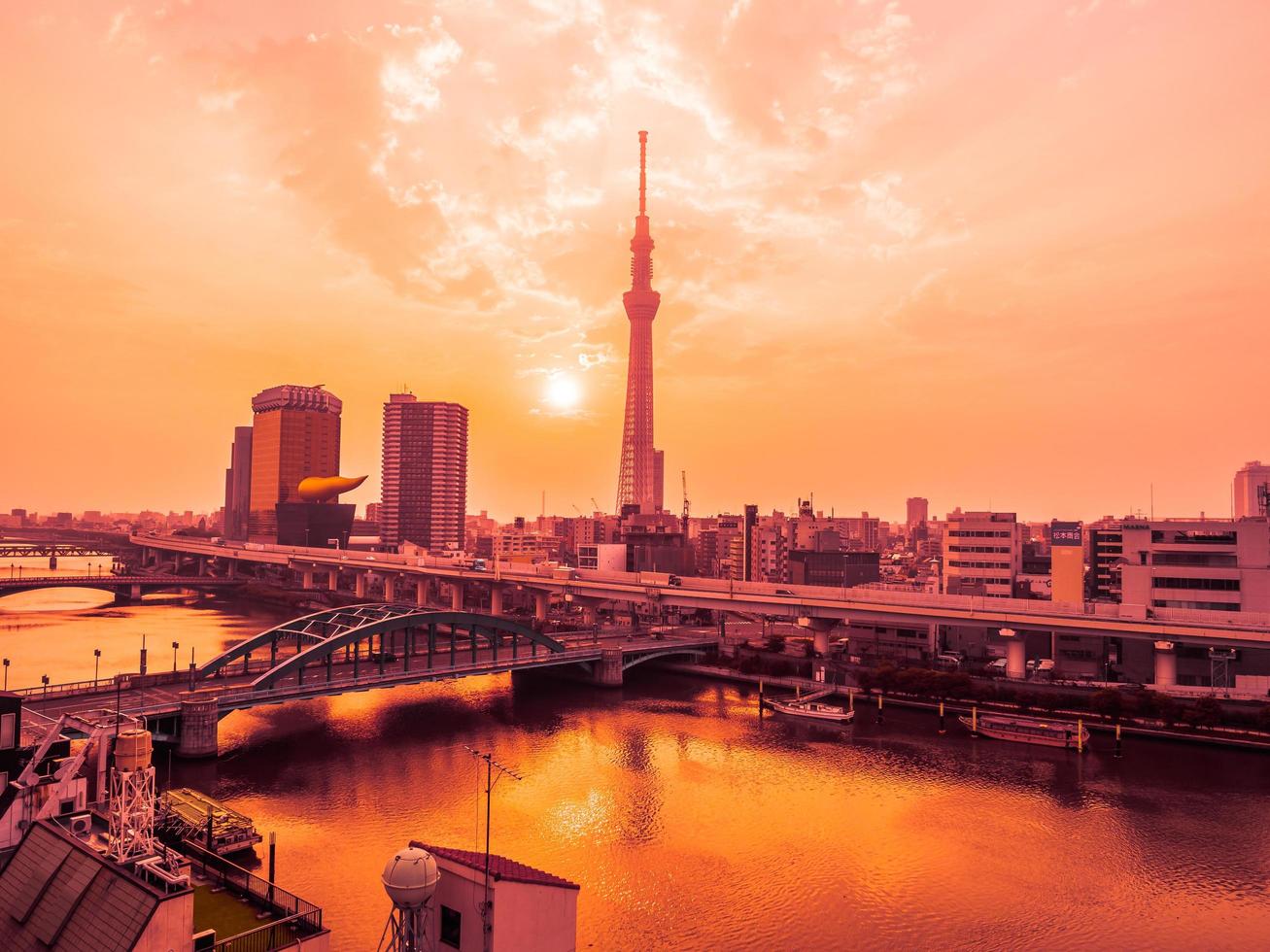 paisaje urbano con tokio sky tree en la ciudad de tokio, japón foto