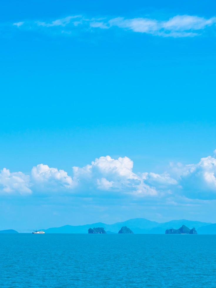 hermosa vista al mar y cielo azul foto