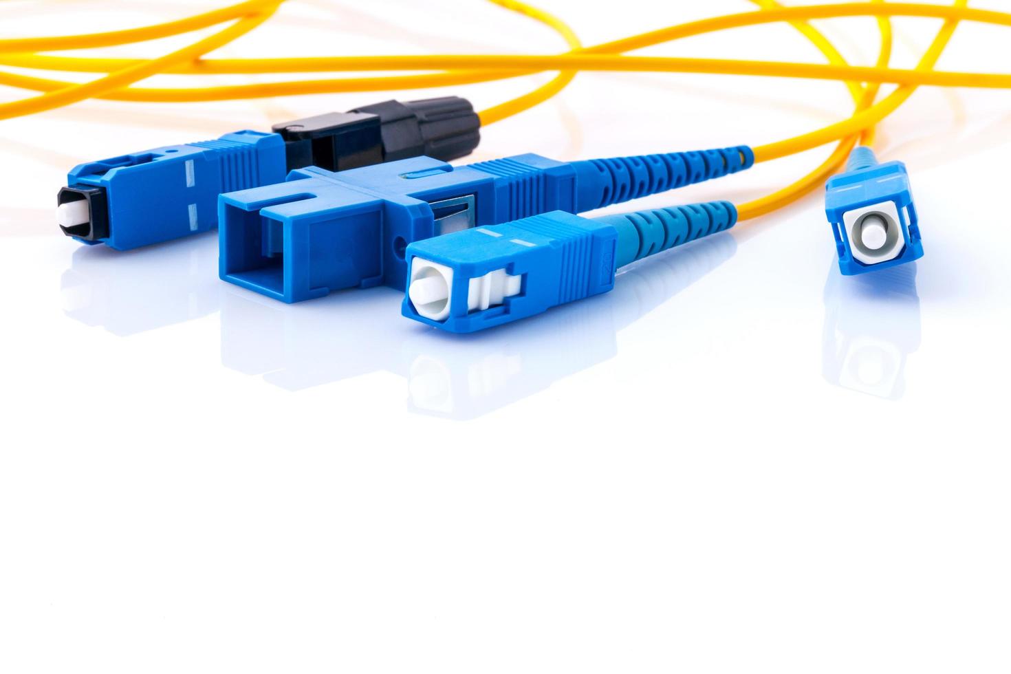 Cables de fibra óptica en blanco foto