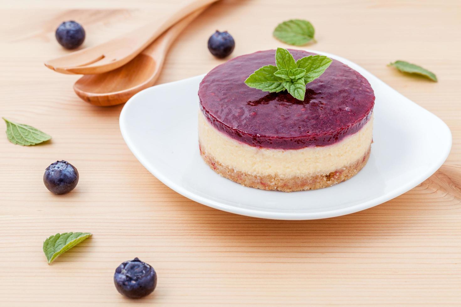 tarta de queso de arándanos en un plato cuadrado foto