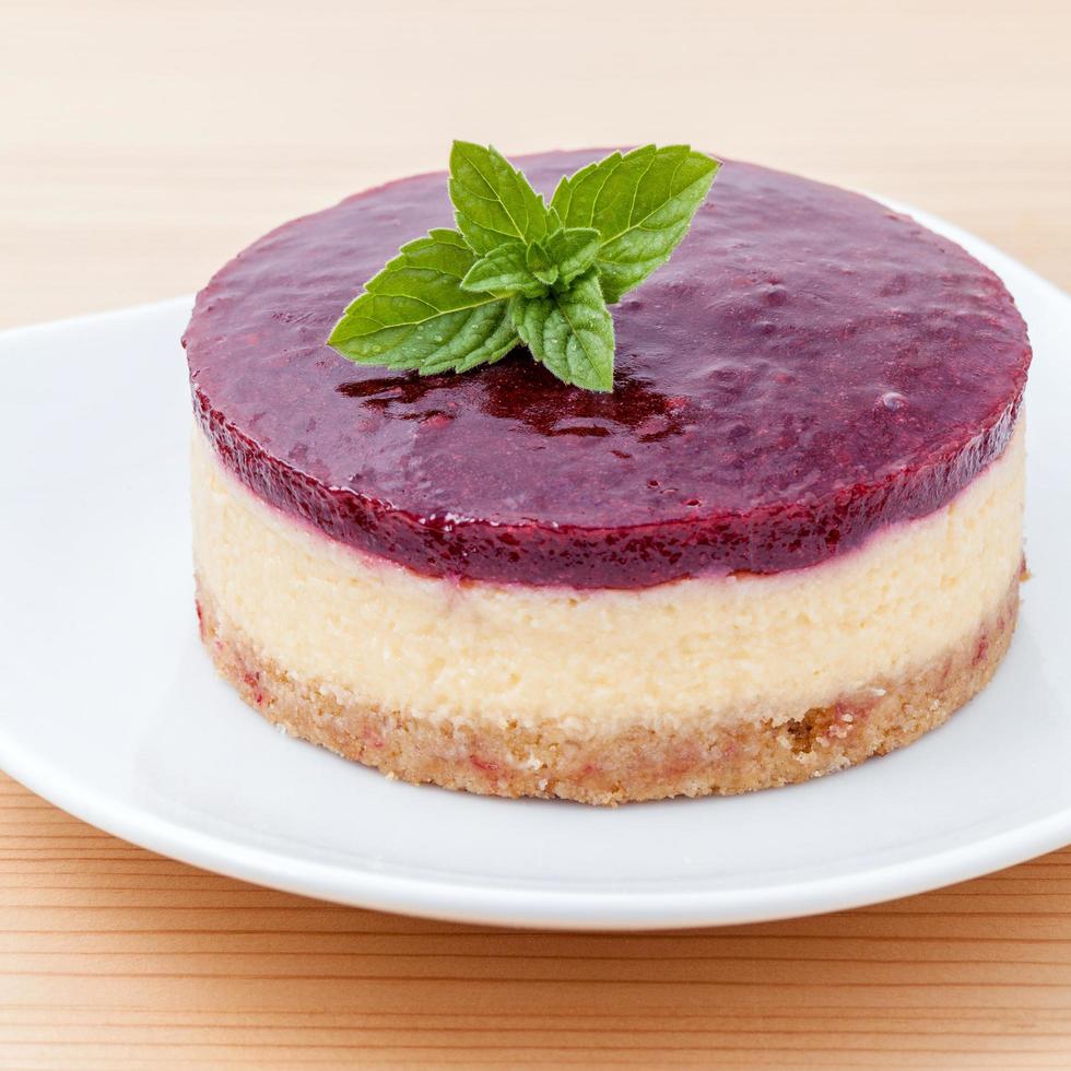 tarta de queso de arándanos con hojas de menta foto