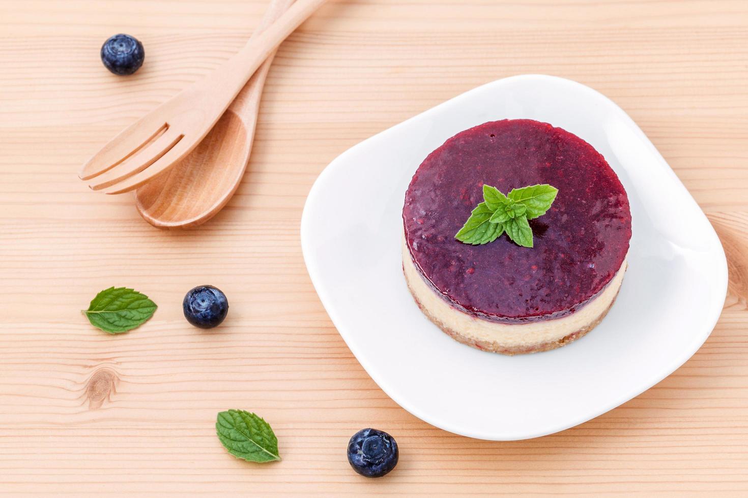 Tarta de queso de arándanos sobre un fondo de madera foto