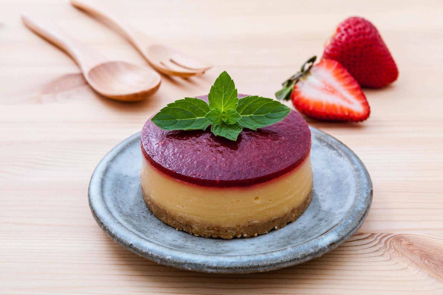 tarta de queso de fresa con menta fresca foto