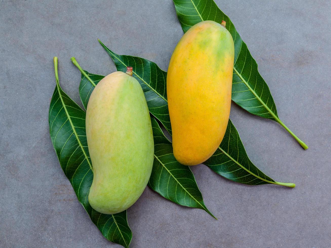 fruta fresca de mangos foto