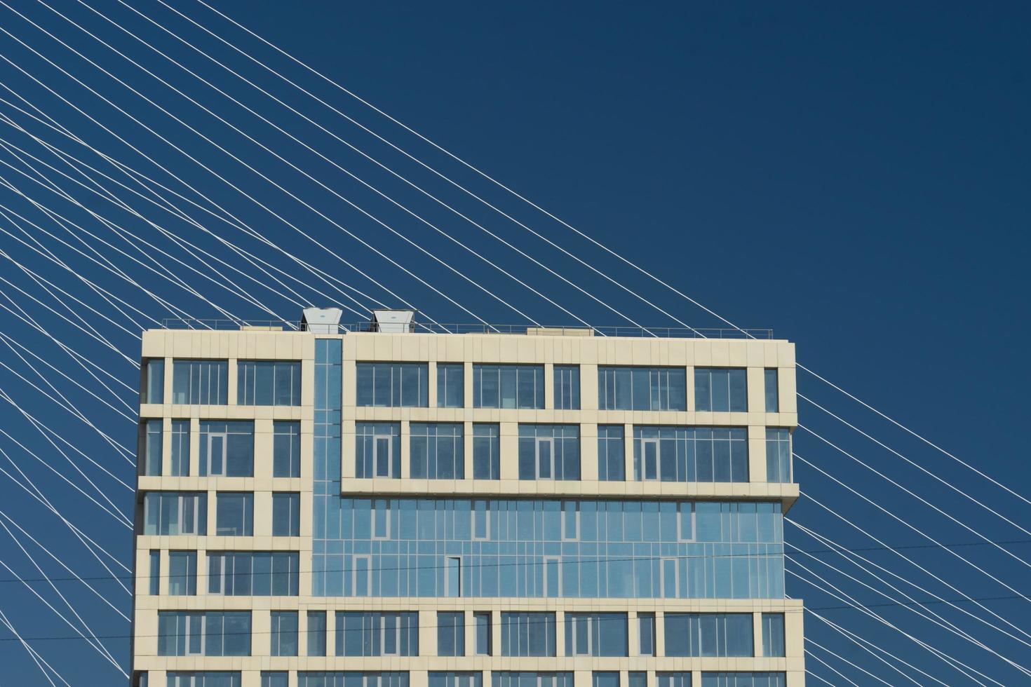 edificios de la ciudad con cielo azul vladivostok, rusia foto