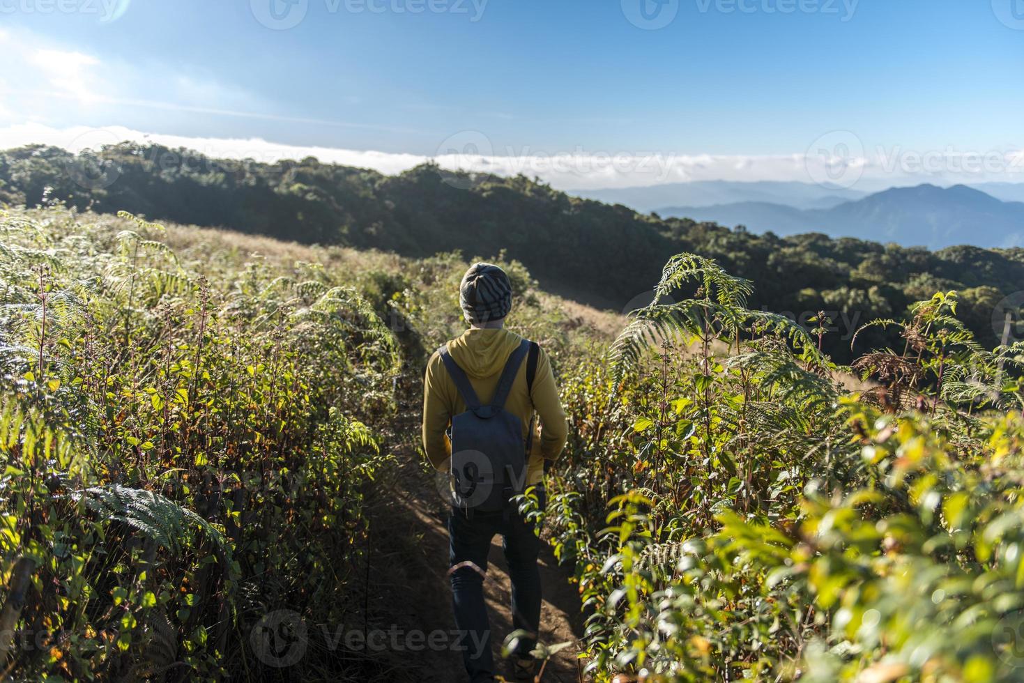 Hombre caminando por el sendero natural de kew mae pan en Tailandia foto