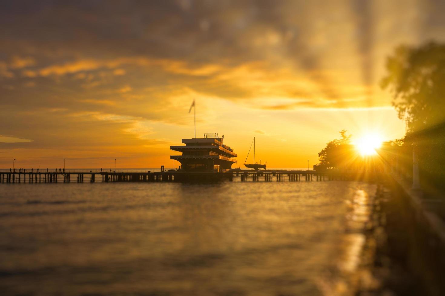 Puerto retroiluminado al atardecer en Sukhumi foto