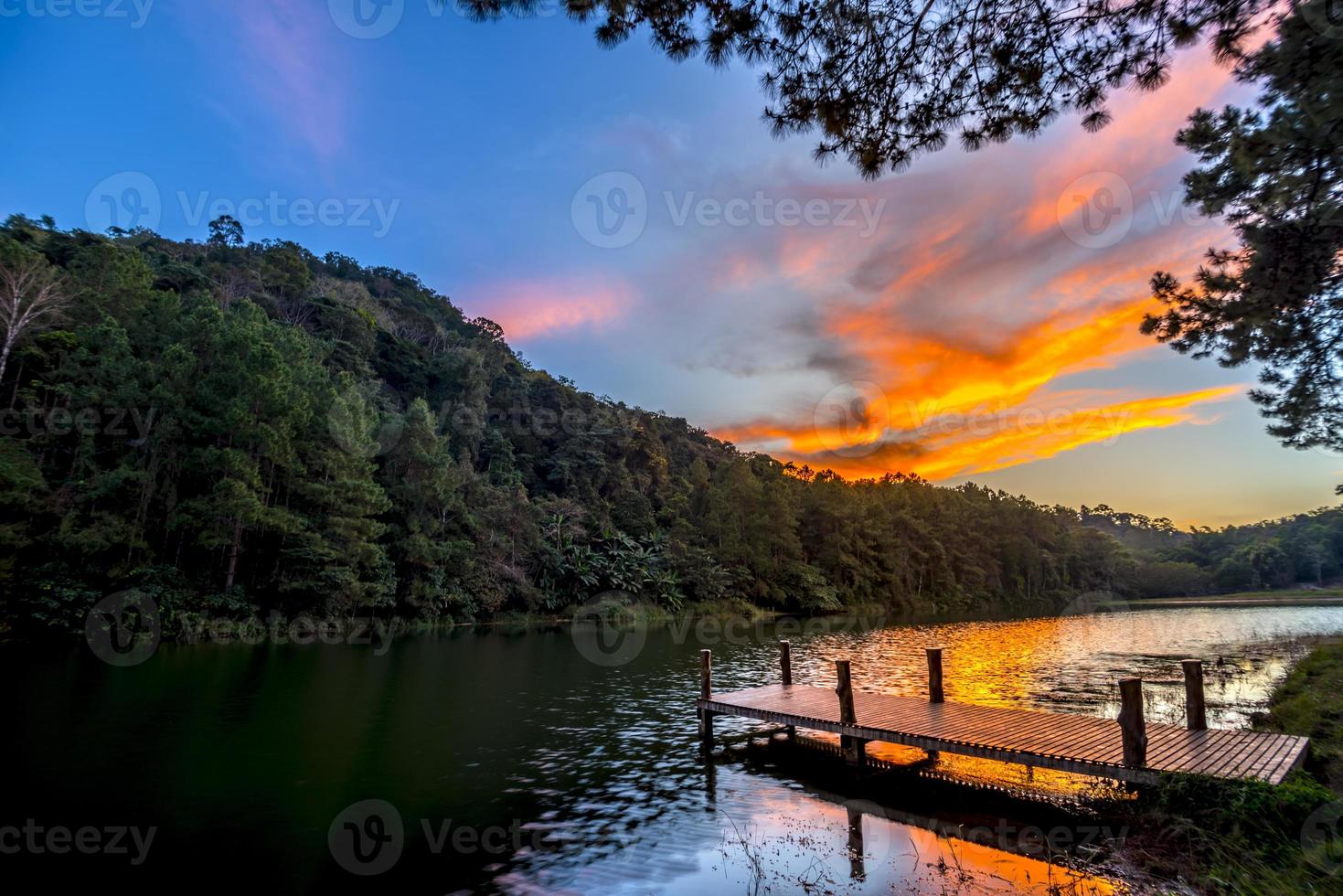 crepúsculo vista en el muelle de un lago foto