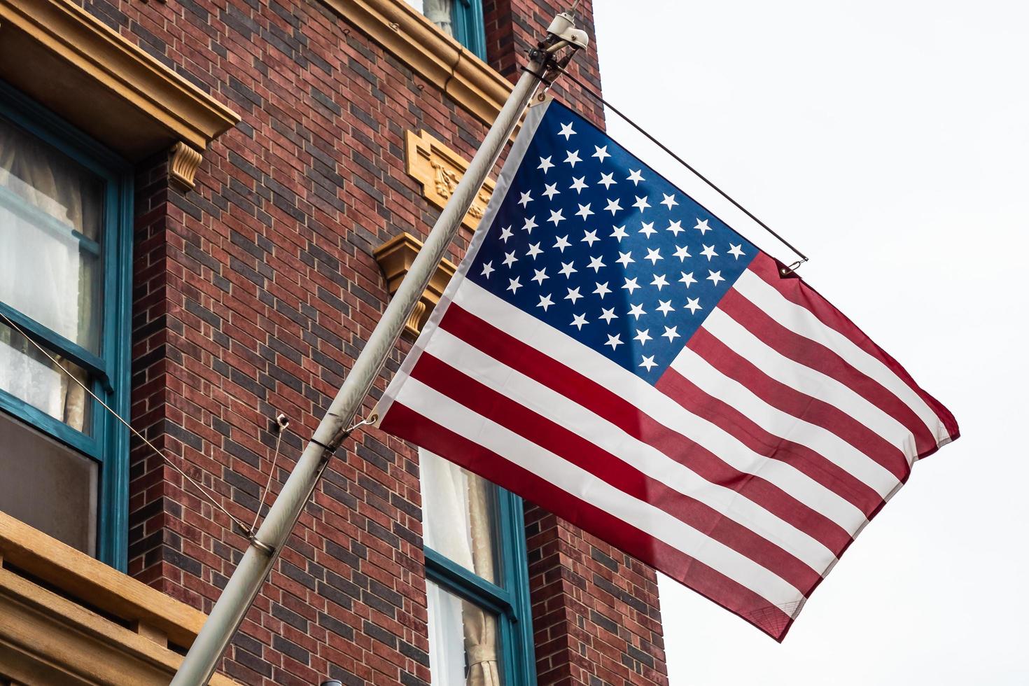 bandera americana en un edificio de ladrillo foto