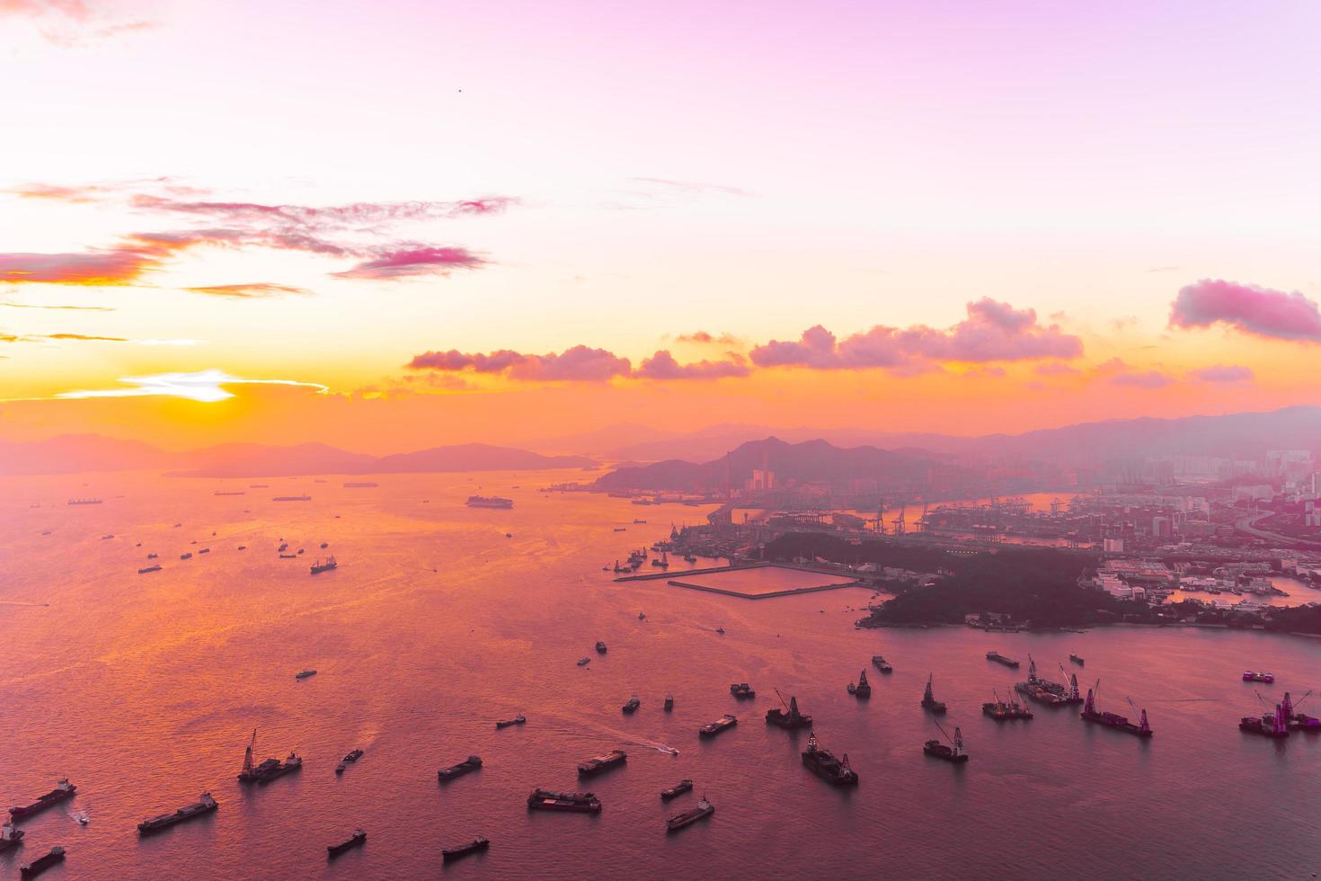 puesta de sol sobre el mar en la ciudad de hong kong, china foto