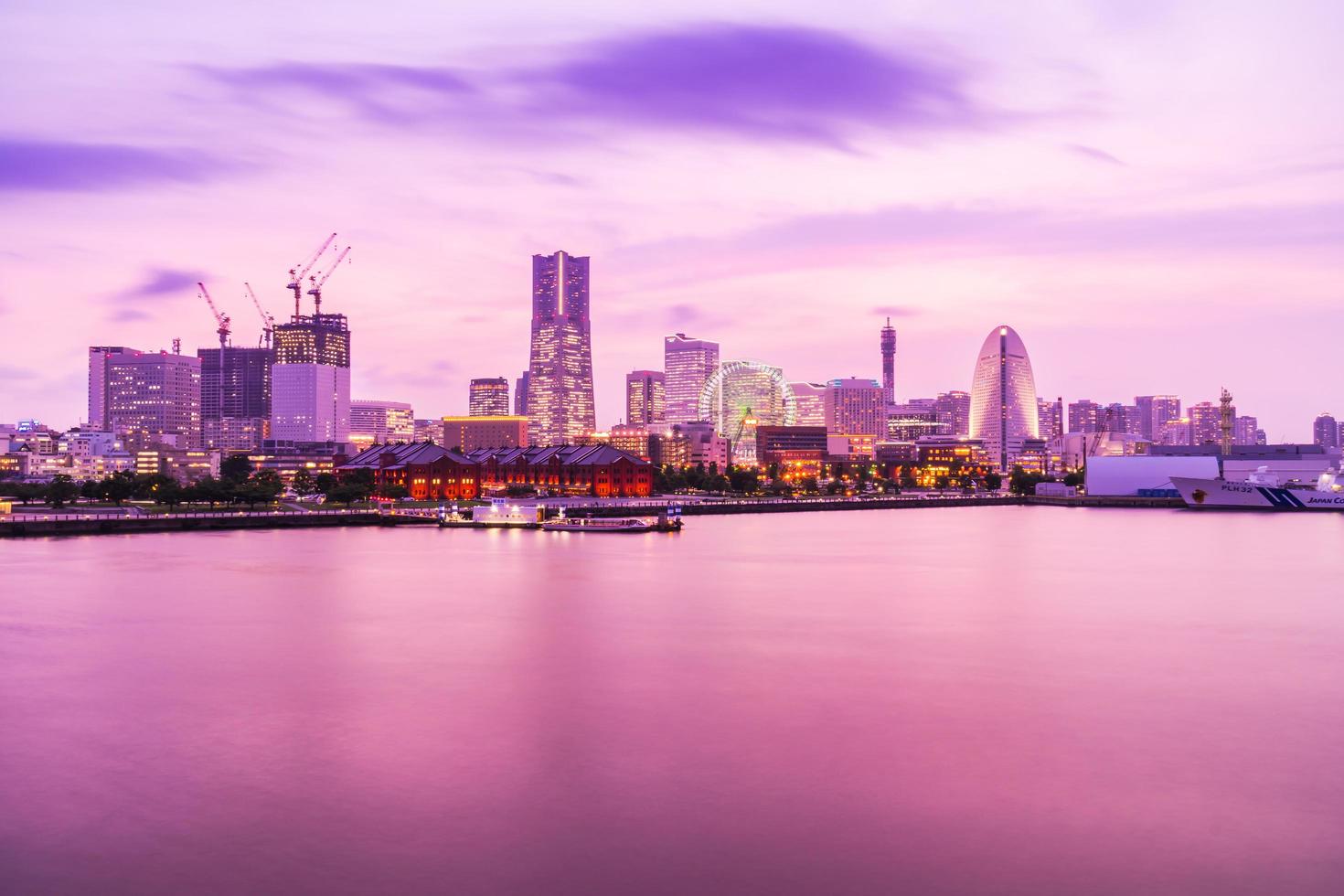 hermosos edificios en la ciudad de yokohama foto