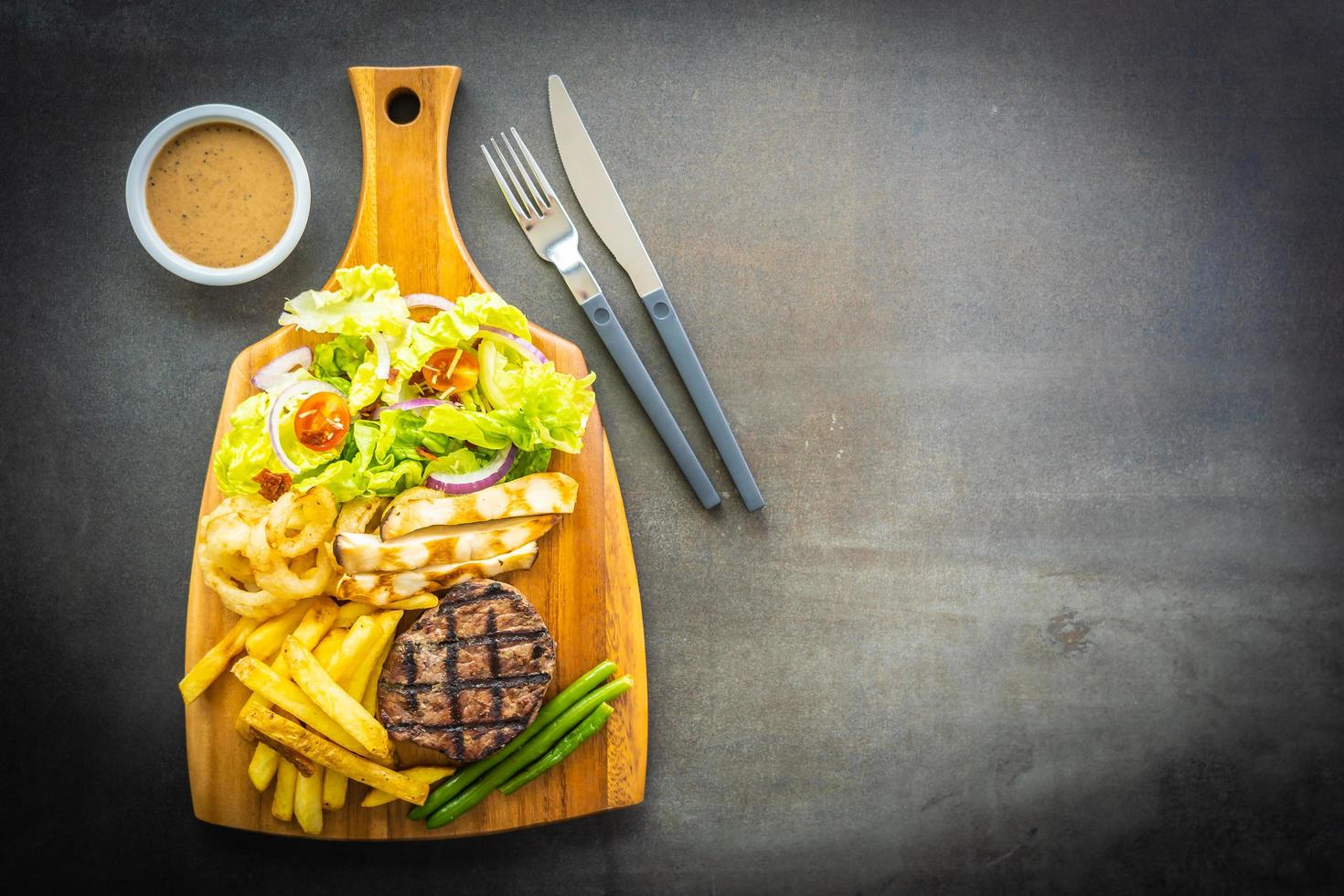 Filete de ternera a la parrilla con salsa de papas fritas y verduras frescas foto