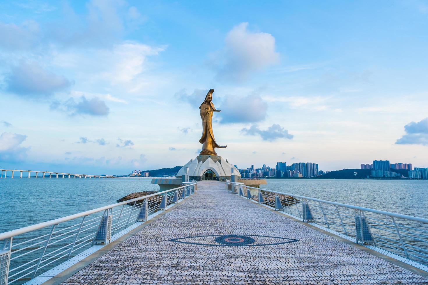 la estatua de kun iam en la ciudad de macao, china foto